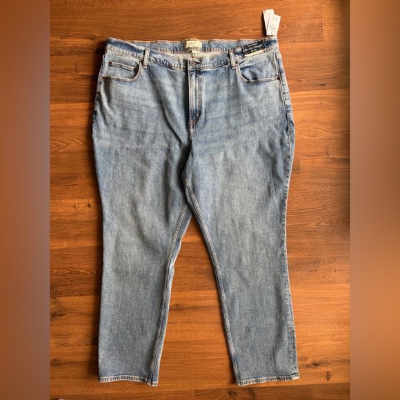 ✨ NWT Abercrombie & Fitch Curve Love Ultra High Rise Slim Straight Jeans ✨ - Picture 1 of 12